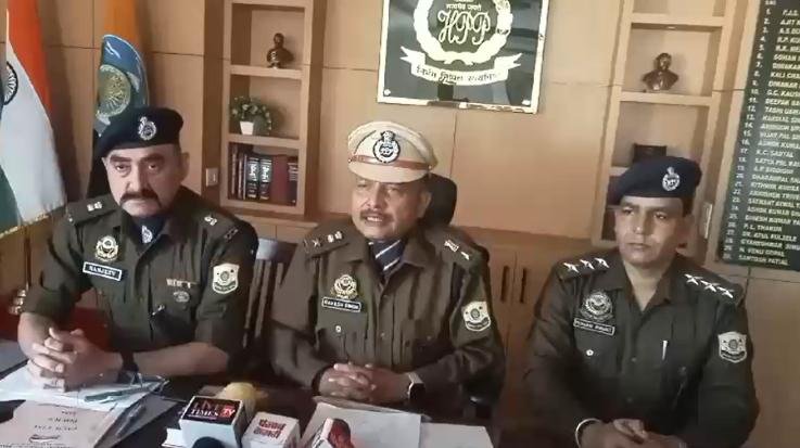 Una-: Police- conducts- surprise- raid- against- drug -abuse-, desi -katta -pistol -recovered- from -a -person's- shop