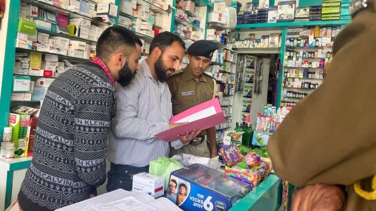 Kunihar: Drug -inspector- Arki -and- police -team- Kunihar-  conducted -surprise -inspection- of- medicine -shops, gave- instructions- to- shopkeepers