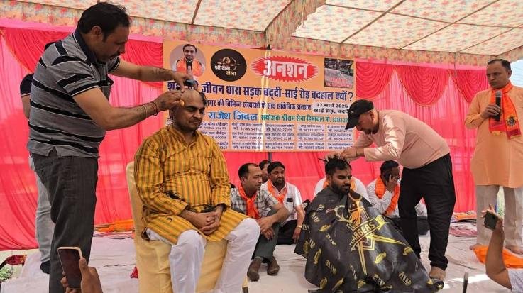 Himachal: People shaved their heads in protest against bad roads, two dozen organizations took out a rally in Baddi, Solan