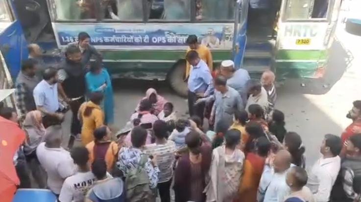 Migrant women were caught stealing in a bus in Mandi, people beat them up badly