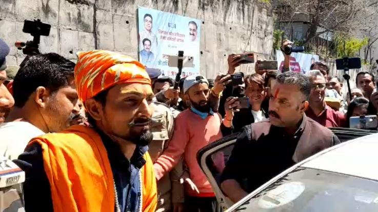 Shimla: Devbhoomi Kshatriya organization staged a strong protest against SP MP Ramjilal Suman, burnt his effigy after garlanding it with shoes