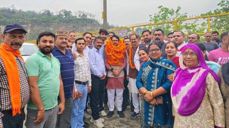 MP Anurag Thakur was given a grand welcome in Alampur