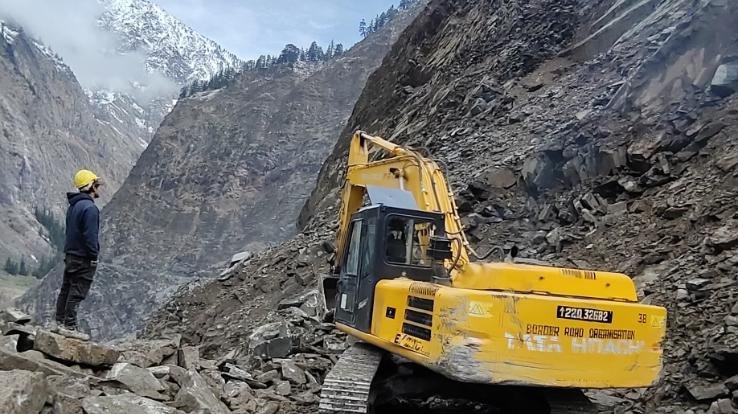 Lahul Spiti: Udaipur-Kilad road blocked due to landslide near Kadu Nala, BRO is doing relief work