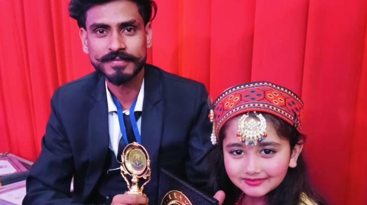 Jaisinghpur: Panchrukhi's Ashvi Dhiman was honored with Himalaya Shri Award 2025 by Bollywood actors Ranjit Singh Bedi and Rahul Roy