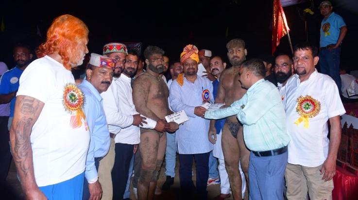 Siddha Baba Ghashi Ram Baisakhi Chheenj fair concluded with great pomp in Sakoh, Naresh Delhi became the king of wrestling