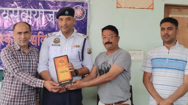 Kangra: Traffic police gave information on road safety at Central Sanskrit University