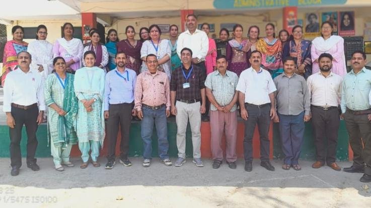 Kunihar-: Rajendra- Thakur- unanimously -became -the -SMC -president- of -the- girls -school