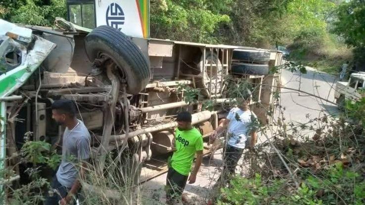 Mandi: A private bus overturned on the road near Bholughat on Jahu-Mandi Road, 15 passengers injured