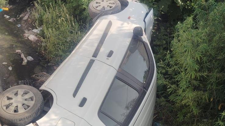 Tempo collides with car in Una, car falls into drain