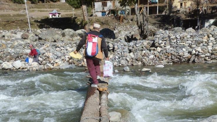 Chamba-: The -dilapidated- culvert -of -Sadhari -village -of- Pangi -has- become- dangerous-, MLA -Dr. -Janak- Raj- surrounded- the- government