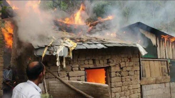 Mandi: Cowshed burnt to ashes in Dharampur, loss of about two lakhs