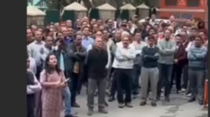 Shimla-: HPU -employees- burst- into -anger-, gheraoed- the- Vice -Chancellors- office- for- not- getting- salary