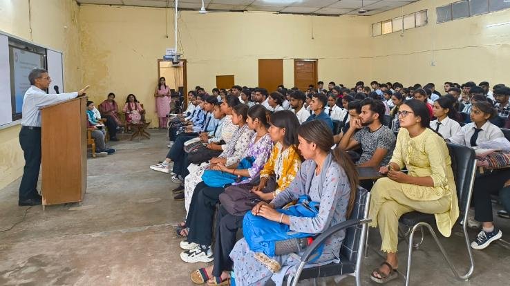 A lecture on horticulture was organized in Jwalamukhi College