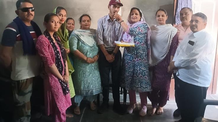 Jaswan-Pragpur:- Gram -Panchayat -Bani -honoured -Anshu-l who -came- in- top- 8 -in -the -state- in -10th -examination