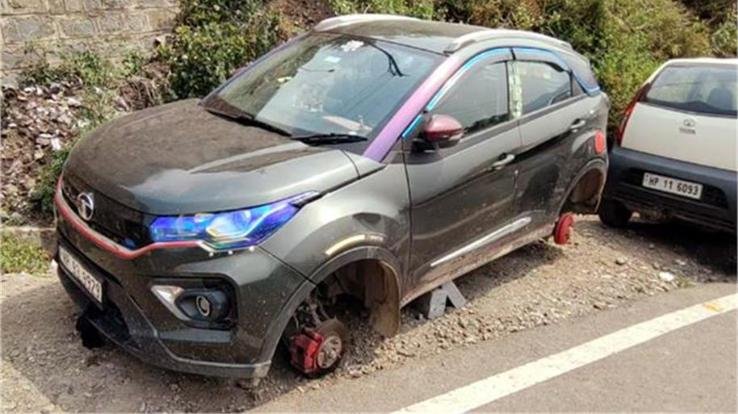 Amazing! Thieves stole all four tyres of a car in Solan, the thieves committed the crime amidst police patrolling