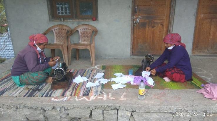 बगैला की कमलेश व उनकी टीम ने सात सौ मास्क बनाकर जरूरतमन्दो को बांटे