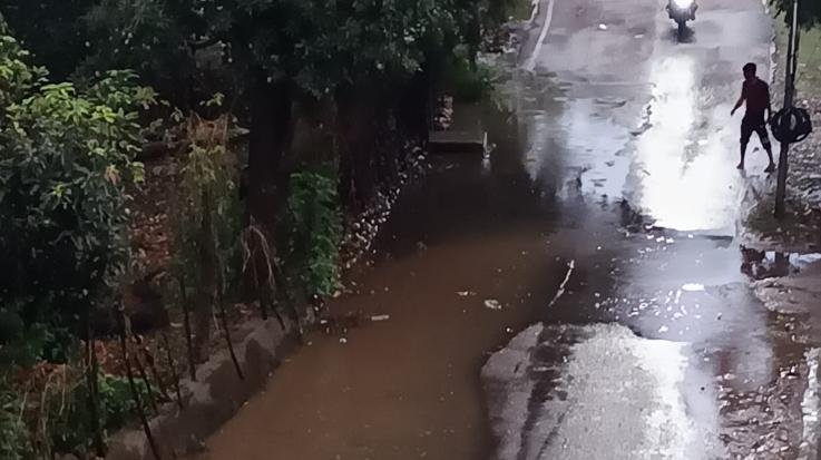 Jaswan:- Local -people -troubled -by -PWD -drains- in- Pragpur- Kalehad