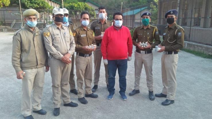 पुलिस जवानों को सैनीटाइजर देकर किया लक्ष्य पूरा  : जितेंद्र चंदेल 