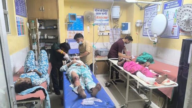 Una-: Pickup -full -of -devotees- fell- into- a- ditch,- one -dead,- 30- injured