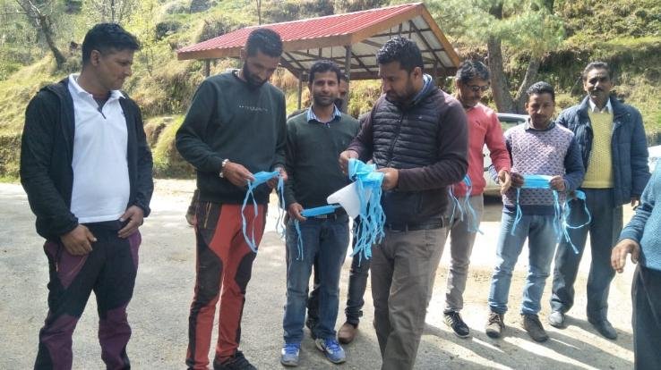 NSUI ने मास्क व खाद्य सामग्री बांट कर मनाया स्थापना दिवस