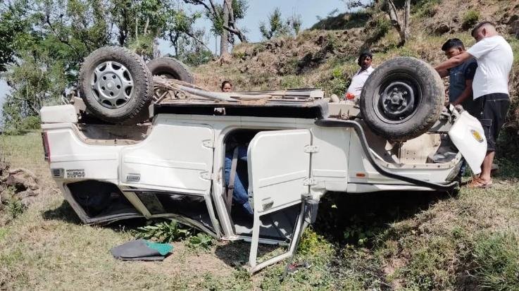 Mandi: Bolero fell into a ditch at a sharp turn, woman died, 3 girls injured