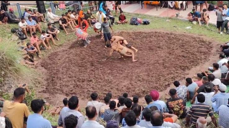 A grand event of 'Wrestler Badshah Dangal' was organized in Nayanagar of Subathu