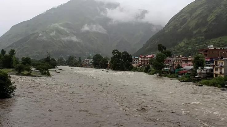 Heavy rain wreaks havoc in Himachal, Orange alert issued in seven districts