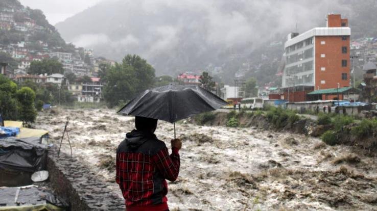 Heavy rain wreaks havoc in Himachal: Red alert in four districts, instructions to keep schools closed
