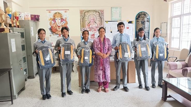 Kunihar: Students who excelled in Sanskrit subject were honoured at Sayri School