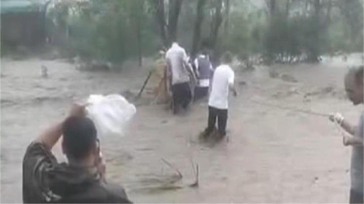Hamirpur: River water level suddenly increased, 25 people stranded