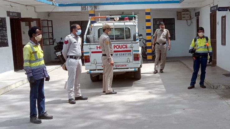 बरमाणा में हर आंगतुक को सोशल डिस्टैंसिग के बारे में कर रहे जागरूक 