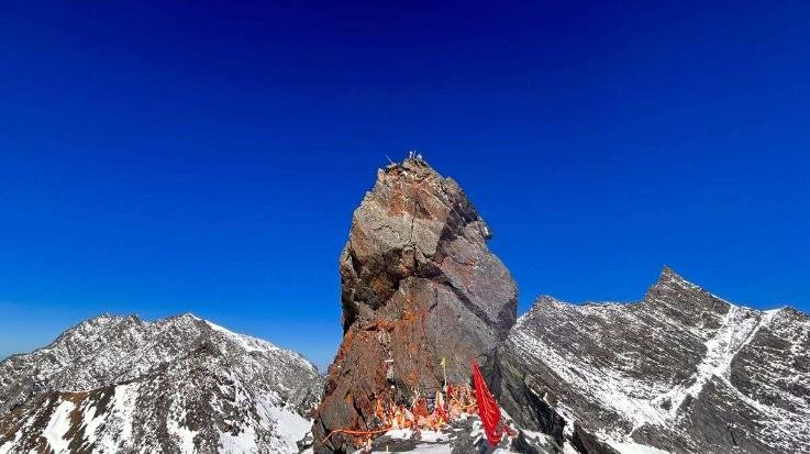 Shrikhand Mahadev Yatra Begins: First Batch of Devotees Sets Out to Conquer the Challenging 18,570-Foot Ascent in Devotion to Lord Shiva