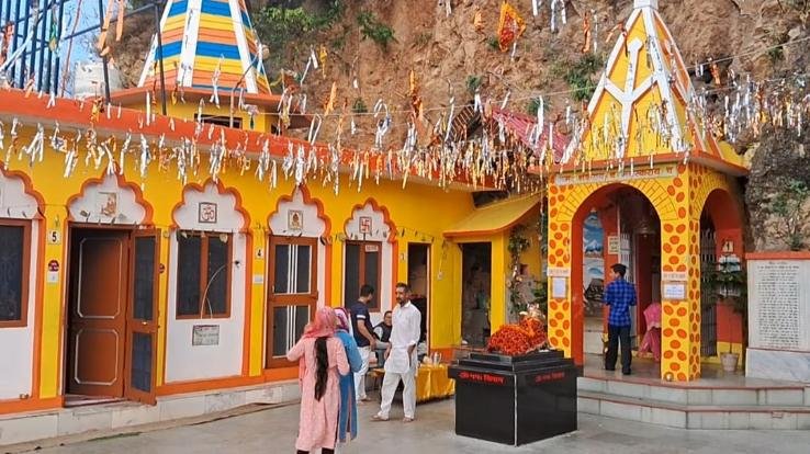 Kunihar: On the first Monday of Sawan, a huge crowd of devotees gathered at Shiv Tandava Cave in Kunihar