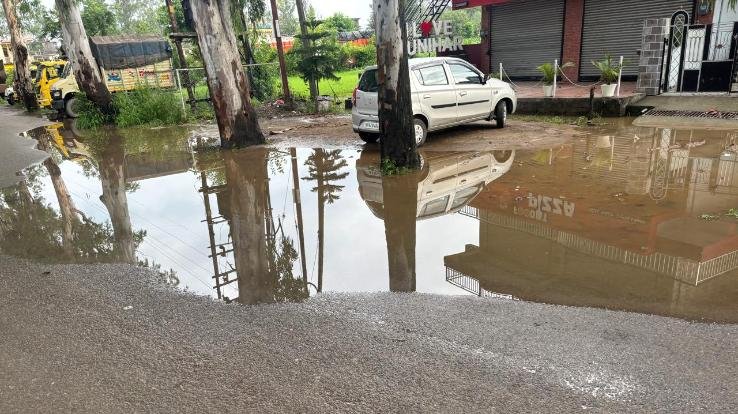 People are troubled by the blocked drains of Kunihar, social worker R.P. Joshi raised his voice