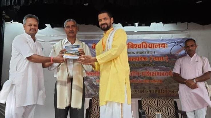 Dehra: The sixth day of the training program was inaugurated by lighting a lamp during the Vandana session