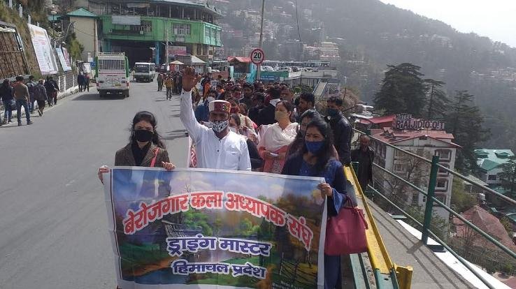 Himachal Pradesh Unemployed Art Teachers Association protested against the new trainee policy