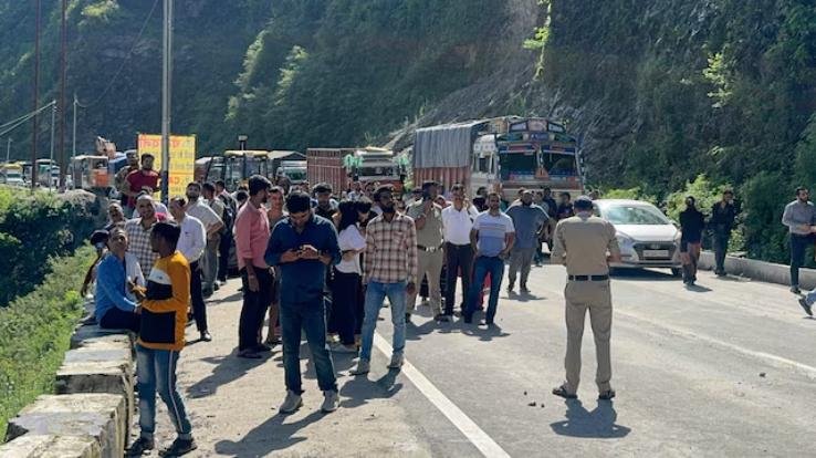 Himachal: Chances of rain today too, 375 roads including three NHs still closed