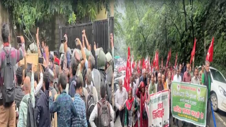 Farmers and gardeners surrounded the secretariat, tried to break the barricades