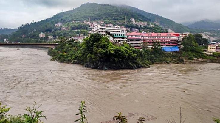 Himachal: Monsoon wreaks havoc in Mandi, orange alert for heavy rain today, know weather update