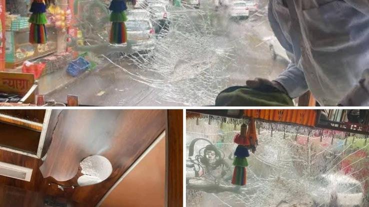 Bharmour: A huge stone fell on a private bus near Luna, all passengers safe