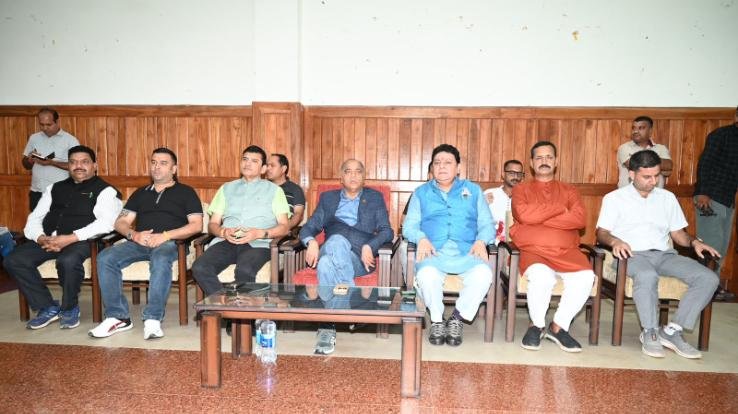Sudhir Sharma celebrated his birthday with the disaster affected people in Thunag, will bear the expenses of Nikita's education