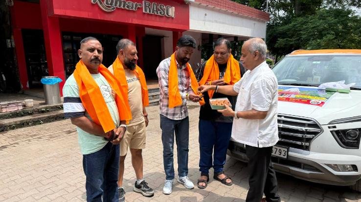 A group of Vishwa Hindu Parishad Bajrang Dal left for Baba Budha Amarnath Poonch from Chandigarh
