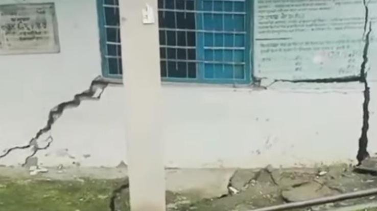 (Mandi) Dharampur: Cracks appeared in Government High School Riyur due to heavy rains, old building became dilapidated