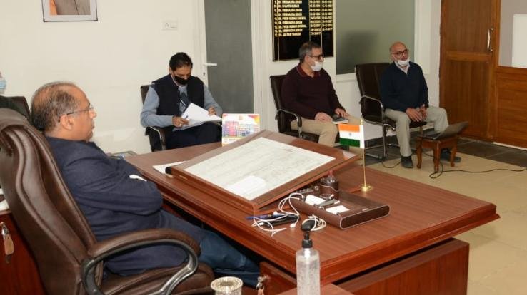 हाॅट स्पाॅट क्षेत्रों में सुनिश्चित करें होम डिलीवरीः मुख्यमंत्री