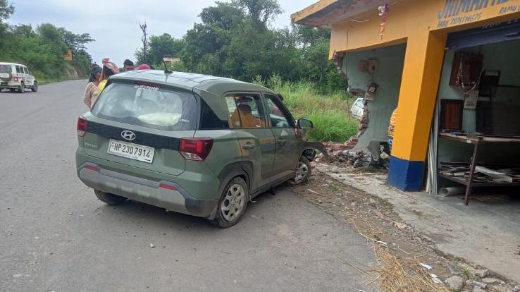 Jwalamukhi: Uncontrolled vehicle broke the shutter and entered the shop near Fourlane Amb.