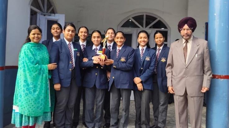 Dagshai_Public_School_students_hoisted_the_flag_in_the_competition_of_Geeta_Adarsh_Vidyalaya