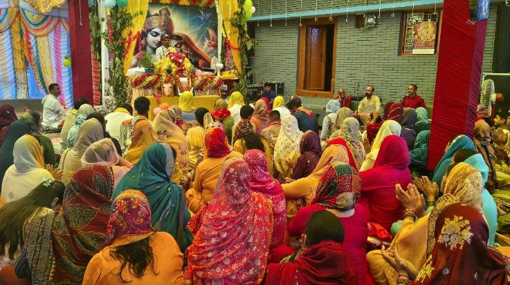 Kunihar: On the fourth day of Shrimad Bhagwat Katha in Jadhana, the storyteller narrated the story of Krishna's birth.