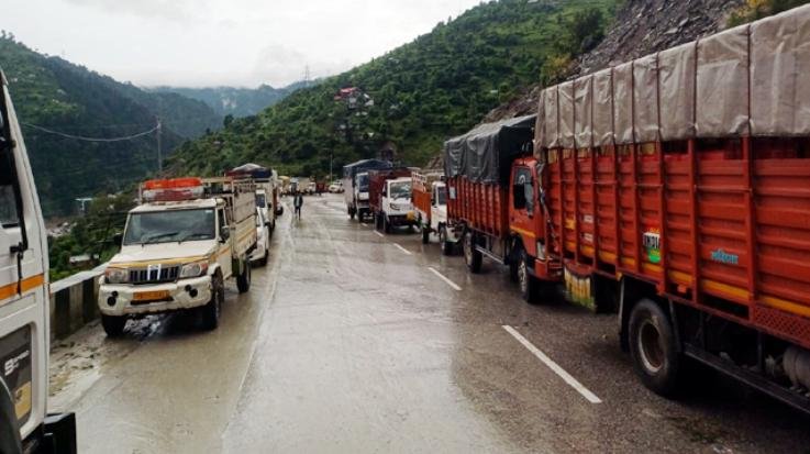 Hundreds of trucks stranded due to closure of Chandigarh-Manali NH, fear of rotting fruits and vegetables