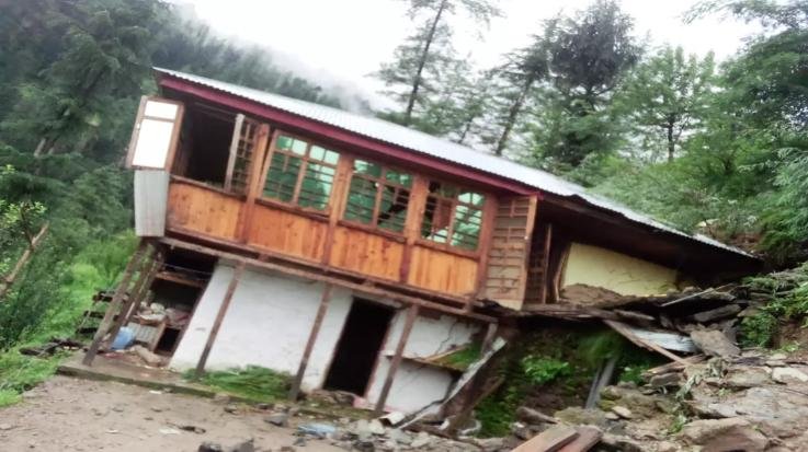 A_house_got_hit_by_a_landslide_in_Kullu_4_people_died