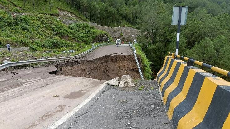 Himachal_is_in_trouble_due_to_rain_577_roads_and_812_electricity_transformers_are_not_working
